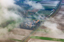 Ortsteil Höfen im Winter unter Wolken im Ortsteil Minderslachen in Kandel im Bundesland Rheinland-Pfalz, Deutschland