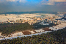 Panoram der Ortansicht aus Südwesten im Winter bei Schnee in Hatzenbühl im Bundesland Rheinland-Pfalz, Deutschland