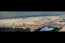 Luftaufnahme von Panoram der Ortansicht aus Südwesten im Winter bei Schnee in Hatzenbühl im Bundesland Rheinland-Pfalz, Deutschland