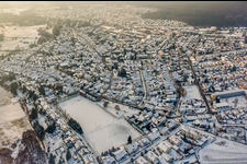 TSG Fußballplatz im Winter bei Schnee in Jockgrim im Bundesland Rheinland-Pfalz, Deutschland