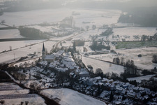 Das von Schnee bedeckte Kirchengebäude der Hinterstädelkirche in Jockgrim im Bundesland Rheinland-Pfalz, Deutschland