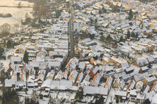 Bahnhofstraße im Winter bei Schnee in Jockgrim im Bundesland Rheinland-Pfalz, Deutschland