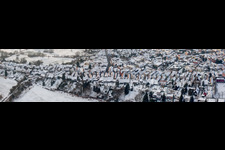 Winterlich schneebedeckte Panorama Perspektive Dorf - Ansicht der Ludwigstrasse in Jockgrim im Bundesland Rheinland-Pfalz, Deutschland