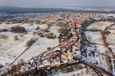 Schrägluftbild von St. Dionysius im Hinterstädel im Winter bei Schnee in Jockgrim im Bundesland Rheinland-Pfalz, Deutschland