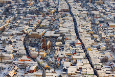 Christkindlmarkt am Plätzl und um die St. Georgskirche bei Schnee in Kandel im Bundesland Rheinland-Pfalz, Deutschland