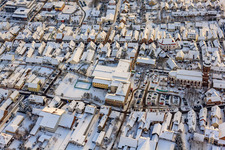 Christkindlmarkt am Plätzl und um die St. Georgskirche bei Schnee in Kandel im Bundesland Rheinland-Pfalz, Deutschland aus der Luft