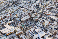 Christkindlmarkt am Plätzl und um die St. Georgskirche bei Schnee in Kandel im Bundesland Rheinland-Pfalz, Deutschland vom Flugzeug aus