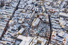 Christkindlmarkt am Plätzl und um die St. Georgskirche bei Schnee in Kandel im Bundesland Rheinland-Pfalz, Deutschland aus der Luft betrachtet