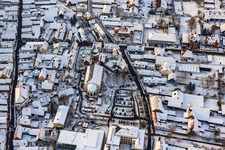 Drohnenaufname von Christkindlmarkt am Plätzl und um die St. Georgskirche bei Schnee in Kandel im Bundesland Rheinland-Pfalz, Deutschland