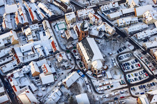 Drohnenbild von Christkindlmarkt am Plätzl und um die St. Georgskirche bei Schnee in Kandel im Bundesland Rheinland-Pfalz, Deutschland