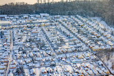 Siedlung im Winter bei Schnee in Kandel im Bundesland Rheinland-Pfalz, Deutschland