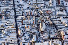 Christkindlmarkt am Plätzl und um die St. Georgskirche bei Schnee in Kandel im Bundesland Rheinland-Pfalz, Deutschland von einer Drohne aus