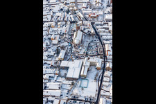 Christkindlmarkt am Plätzl und um die St. Georgskirche in Kandel im Bundesland Rheinland-Pfalz, Deutschland von oben