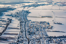 Saarstraße im Winter bei Schnee in Kandel im Bundesland Rheinland-Pfalz, Deutschland von oben