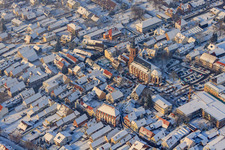 Schrägluftbild von Christkindlmarkt am Plätzl und um die St. Georgskirche bei Schnee in Kandel im Bundesland Rheinland-Pfalz, Deutschland