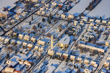 Kath. Kirche St. Pius, Friedhof im Winter bei Schnee in Kandel im Bundesland Rheinland-Pfalz, Deutschland