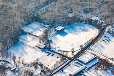 Bienwaldstadion im Winter bei Schnee in Kandel im Bundesland Rheinland-Pfalz, Deutschland