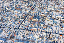 Drohnenaufname von Hauptstraße im Winter bei Schnee in Kandel im Bundesland Rheinland-Pfalz, Deutschland