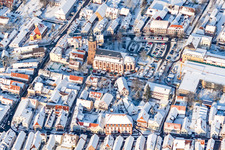 Christkindlmarkt am Plätzl und um die St. Georgskirche bei Schnee in Kandel im Bundesland Rheinland-Pfalz, Deutschland aus der Luft