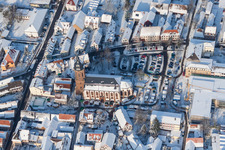 Winterluftbild des Veranstaltungsgeländes des Weihnachtsmarkt "Kandeler Christkindl-Markt" und Verkaufs- Hütten und Buden auf dem Marktplatz um die Sankt Georgskirche in Kandel im Bundesland Rheinland-Pfalz, Deutschland