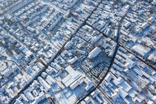 Winterluftbild des Veranstaltungsgeländes des Weihnachtsmarkt "Kandeler Christkindl-Markt" und Verkaufs- Hütten und Buden auf dem Marktplatz um die Sankt Georgskirche in Kandel im Bundesland Rheinland-Pfalz, Deutschland