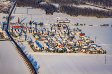 Luftbild von Römerstraße im Winter bei Schnee im Ortsteil Minderslachen in Kandel im Bundesland Rheinland-Pfalz, Deutschland