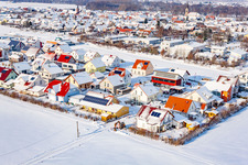 Schrägluftbild von Neubaugebiet Brotäcker im Winter bei Schnee in Steinweiler im Bundesland Rheinland-Pfalz, Deutschland