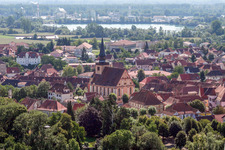 Kirchengebäude der Église de la Trinité de Lauterbourg im Altstadt- Zentrum der Innenstadt in Lauterbourg in Grand Est im Ortsteil Neulauterburg im Bundesland Bas-Rhin, Frankreich