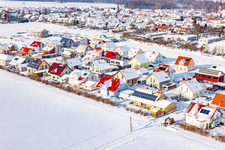 Neubaugebiet Brotäcker im Winter bei Schnee in Steinweiler im Bundesland Rheinland-Pfalz, Deutschland von oben