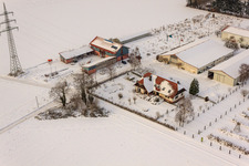 Schrägluftbild von Schoßberghof im Winter bei Schnee in Minfeld im Bundesland Rheinland-Pfalz, Deutschland