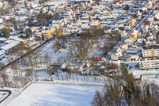 Schwanenweiher und Jugendzentrum bei Schnee im Winter in Kandel im Bundesland Rheinland-Pfalz, Deutschland