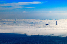 Schornsteine des ENBW Dampfkraftwerks im Nebel im Ortsteil Daxlanden in Karlsruhe im Bundesland Baden-Württemberg, Deutschland