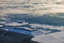 Kreismülldeponie bei Schnee im Winter in Berg im Bundesland Rheinland-Pfalz, Deutschland