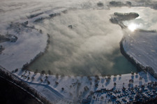 Uferbereiche am Seegebiet des winterlich schneebedeckten Bassin des Mouettes in Lauterbourg in Grand Est im Bundesland Bas-Rhin, Frankreich