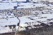 Dorfansicht aus Süden bei Schnee im Winter in Steinfeld im Bundesland Rheinland-Pfalz, Deutschland