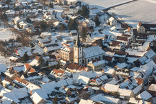 Winterlich schneebedeckte Kirchengebäude der Evangelischen Kirche im Altstadt- Zentrum der Innenstadt im Ortsteil Mörzheim in Landau in der Pfalz im Bundesland Rheinland-Pfalz, Deutschland
