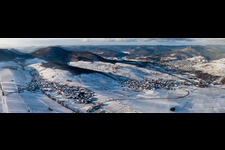 Winterlich schneebedeckte Panorama vom Ortsbereich und der Umgebung in Birkweiler im Bundesland Rheinland-Pfalz, Deutschland