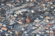 Schrägluftbild von Ortsansicht der Straßen und Häuser der Wohngebiete in Albersweiler im Winter im Bundesland Rheinland-Pfalz, Deutschland