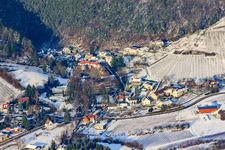 Schlossstraße im Winter bei Schnee in Albersweiler im Bundesland Rheinland-Pfalz, Deutschland