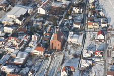Ortsansicht der Straßen und Häuser der Wohngebiete in Albersweiler im Winter im Bundesland Rheinland-Pfalz, Deutschland von oben gesehen