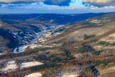 Dorfansicht im Pfälzerwald aus Südosten bei Schnee im Winter in Eußerthal im Bundesland Rheinland-Pfalz, Deutschland