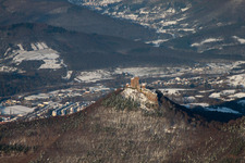 Burg Trifels im Schnee in Annweiler am Trifels im Bundesland Rheinland-Pfalz, Deutschland von oben