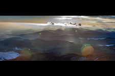 Panorama der Berge des Pfälzerwald aus Nordosten bei Schnee im Winter in Bad Bergzabern im Bundesland Rheinland-Pfalz, Deutschland