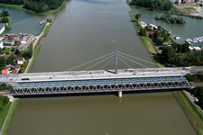 Luftbild von Fluß - Brückenbauwerk über den Rhein im Ortsteil Knielingen in Karlsruhe im Bundesland Baden-Württemberg, Deutschland