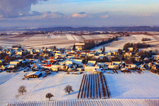 Dorfansicht bei Schnee im Winter aus Süden in Dierbach im Bundesland Rheinland-Pfalz, Deutschland