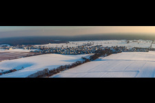 Dorfansicht bei Schnee im Winter aus Nordwesten in Freckenfeld im Bundesland Rheinland-Pfalz, Deutschland