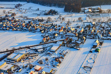 Ortsausfahrt Ost im Winter bei Schnee in Freckenfeld im Bundesland Rheinland-Pfalz, Deutschland