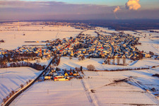 Dorfansicht im Abendlicht bei Schnee im Winter aus Westen in Minfeld im Bundesland Rheinland-Pfalz, Deutschland