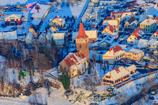 Protestantische Kirche Minfeld im Abendlicht bei Schnee im Winter im Bundesland Rheinland-Pfalz, Deutschland