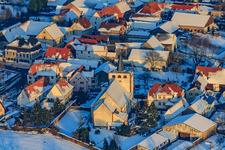 Kathol. Kirche Minfeld im Abendlicht bei Schnee im Winter im Bundesland Rheinland-Pfalz, Deutschland